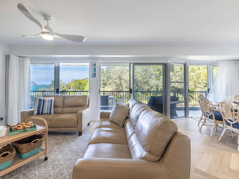 Albacore 3 Waterfront Pool Lift And Views - Accommodation Australia 2