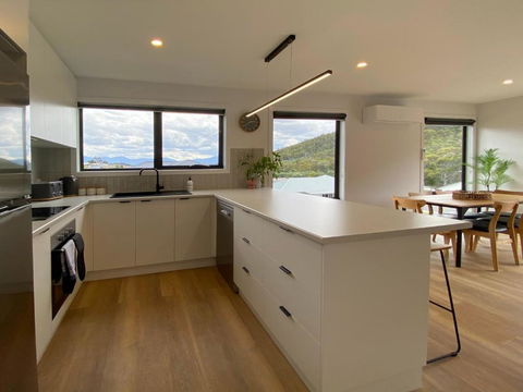 Albatross Rise - Modern Family Home - Accommodation Australia 3