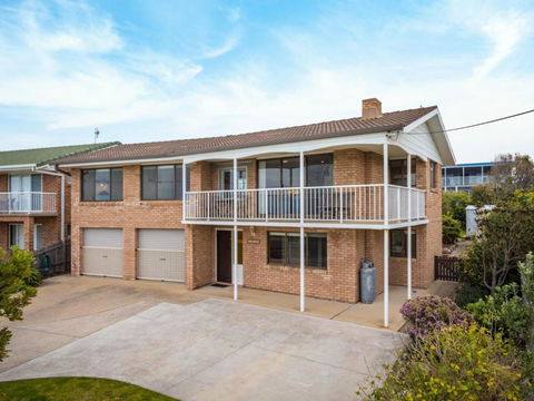 Allawah Beach House - 29 Dalmeny Drive, Kianga - Accommodation Australia 1