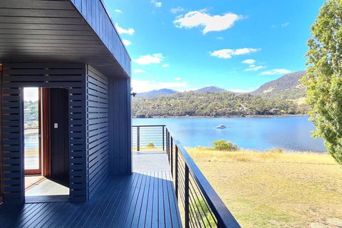 AMAZING 5-Star WATERFRONT RETREAT ON THE RIVERWALK - Local Tourism 1