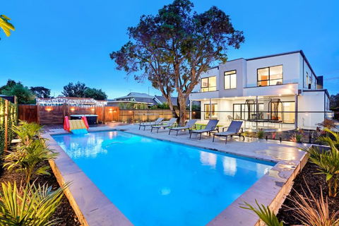 Amazing Backyard - MAX Entertain Beachside Retreat - Accommodation Australia 0