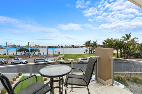 Amazing Lake View Family-friendly Holiday Home - Accommodation Australia 1