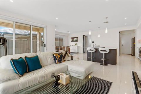 Amazing Lake View Family-friendly Holiday Home - Accommodation Australia 4