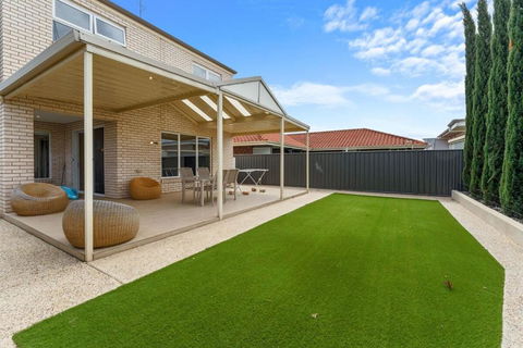 Amazing Lake View Family-friendly Holiday Home - Accommodation Australia 3