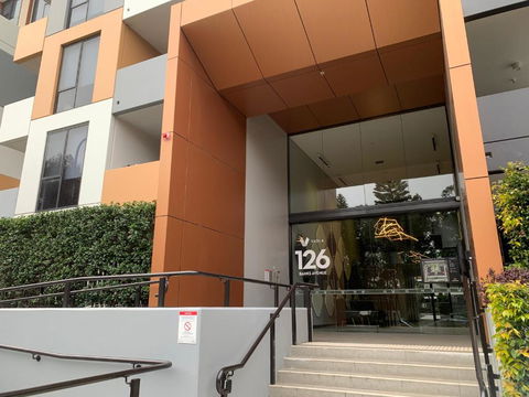 Amazing 1 Bedroom Apt With Large Living & Extra Sleeping Space -up To 5 Ppl Plus Gym Jacuzzi Spa Pool Sauna And Garden With BBQ - Accommodation Australia 3