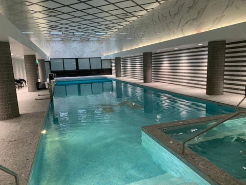 Amazing 1 Bedroom Apt With Large Living & Extra Sleeping Space -up To 5 Ppl Plus Gym Jacuzzi Spa Pool Sauna And Garden With BBQ - Accommodation Australia 2