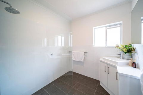 Ambrosia - Designer 3BR WiFi - Accommodation Australia 1