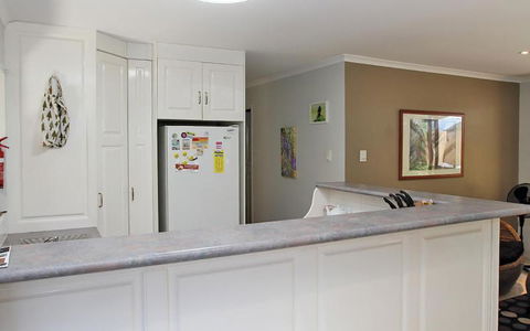 AMITY BEACH BUNGALOW - Local Tourism 4