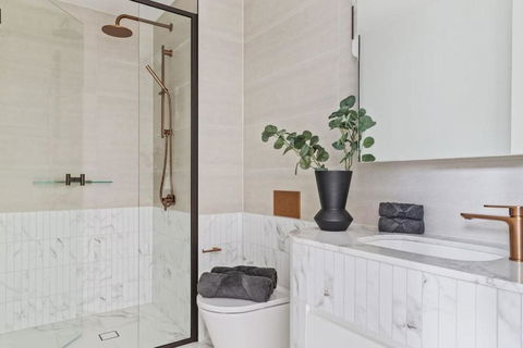 An Amazing 2BR Apt At Sapphire By The Gardens - Accommodation Australia 3