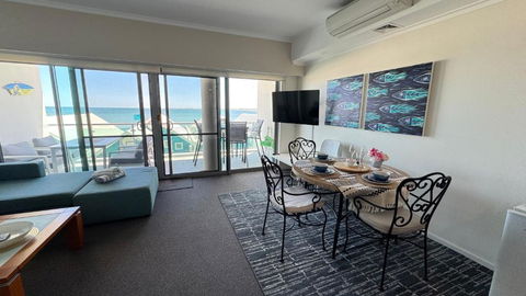AN OCEAN,BEACHFRONT AND POOL VIEW Apartment 210 - Accommodation Australia 4