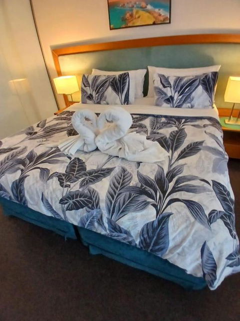 AN OCEAN,BEACHFRONT AND POOL VIEW Apartment 210 - Accommodation Australia 1