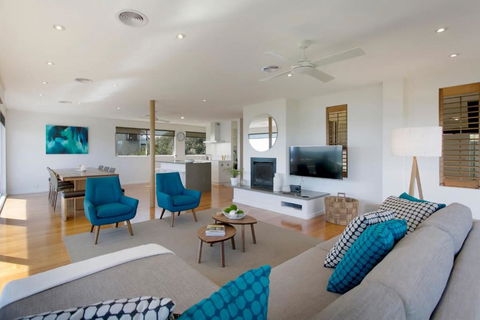 Anchor Beachfront Retreat Water Views, On The Beach - Accommodation Australia 3