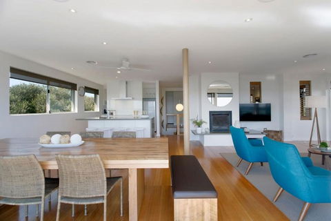 Anchor Beachfront Retreat Water Views, On The Beach - Accommodation Australia 4