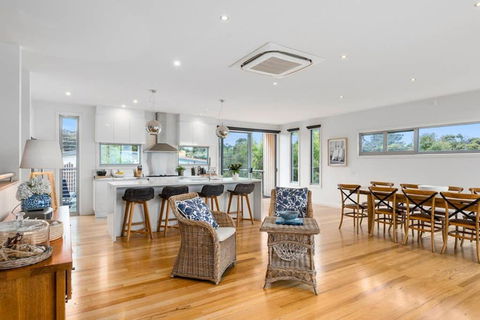 Aires Coastal Beach House Luxury With Ocean Views - Accommodation Australia 1