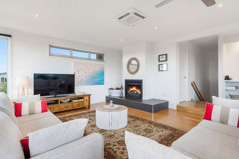 Aires Coastal Beach House Luxury With Ocean Views - Accommodation Australia 4