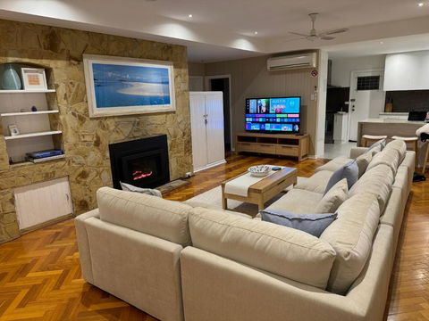 AMAZING Location! 1 Min Stroll To Beach & Sea Views! - Accommodation Australia 1