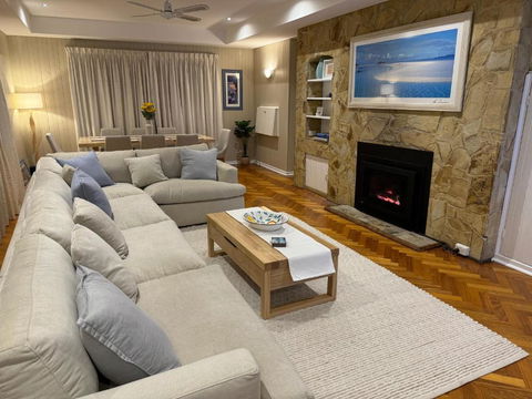 AMAZING Location! 1 Min Stroll To Beach & Sea Views! - Accommodation Australia 0