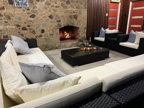 AMAZING Location! 1 Min Stroll To Beach & Sea Views! - Accommodation Australia 2