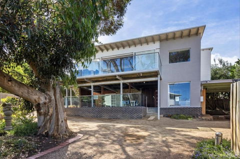 AMAZING Location! 1 Min Stroll To Beach & Sea Views! - Accommodation Australia 3