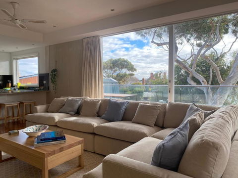 AMAZING Location! 1 Min Stroll To Beach & Sea Views! - Accommodation Australia 4