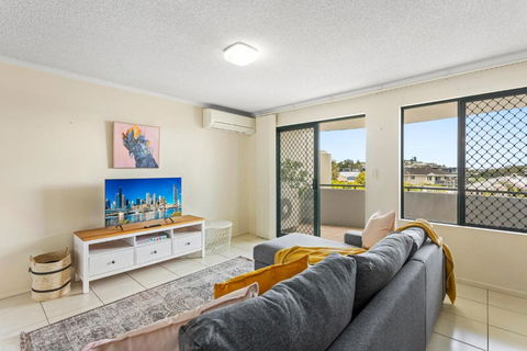 Albion Convenient Hideaway With Parking & Balcony - Accommodation Australia 0