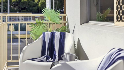 Apartment Awesome Location, Near Cafes, Restaurants, Short Stroll To The Beach - Accommodation Australia 3