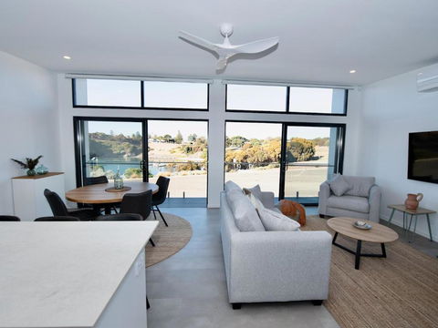 Apt02-The SS James Comrie - Accommodation Australia 0
