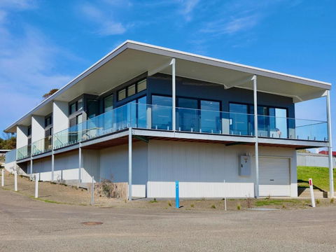 Apt02-The SS James Comrie - Accommodation Australia 1
