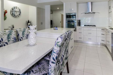 Aqua Aura - Bask In Beachfront Living - Accommodation Australia 4