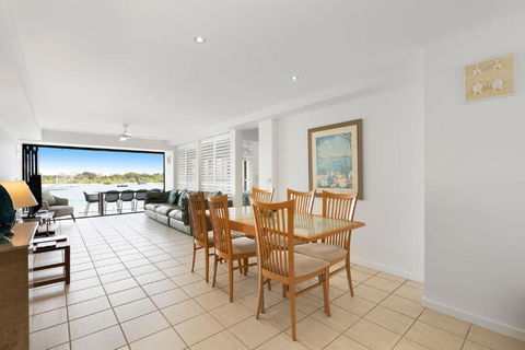 Aqua Linea 3 Noosa Parade 82 - Accommodation Australia 4