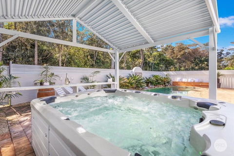 Aquablue Holiday Home - Hot Spa & Pool - 2m Walk To Beaches - Accommodation Australia 1