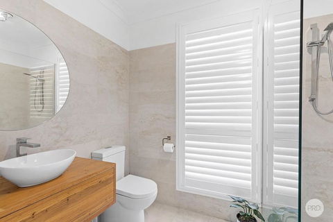 Aquablue Holiday Home - Hot Spa & Pool - 2m Walk To Beaches - Accommodation Australia 4