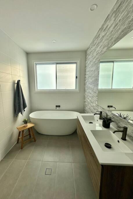 Aquila Beach Retreat - Accommodation Australia 1
