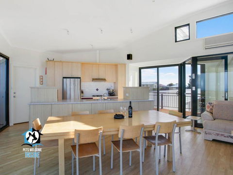 Architect Designed Beach House With Sweeping Views - Accommodation Australia 4