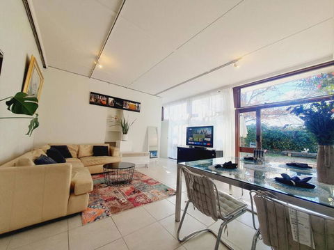 Architectural Bright Open 2B&1B Home With A Private Garden At Yarralumla - Accommodation Australia 3