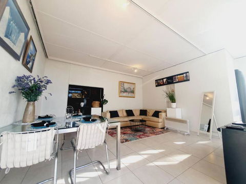 Architectural Bright Open 2B&1B Home With A Private Garden At Yarralumla - Accommodation Australia 4