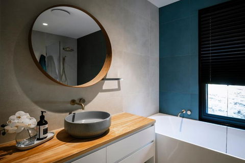 Architectural Gem In Central Red Hill - Accommodation Australia 3