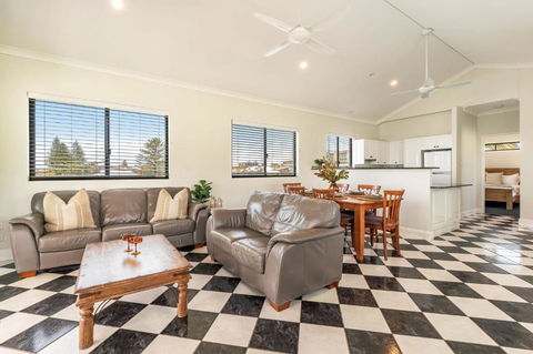 Arcoola 1 - Overlooking Main Beach - Accommodation Australia 4