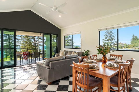 Arcoola 1 - Overlooking Main Beach - Accommodation Australia 3