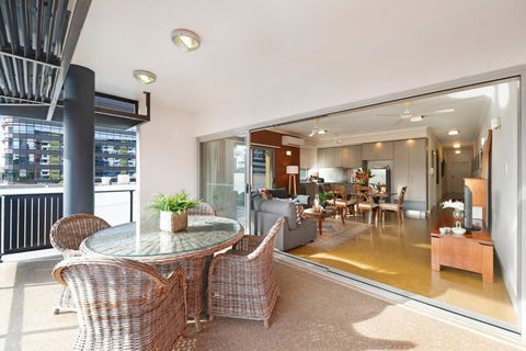 Artistic City Escape With Balcony And Parking - Accommodation Australia 0