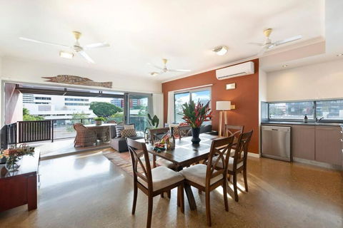 Artistic City Escape With Balcony And Parking - Accommodation Australia 3