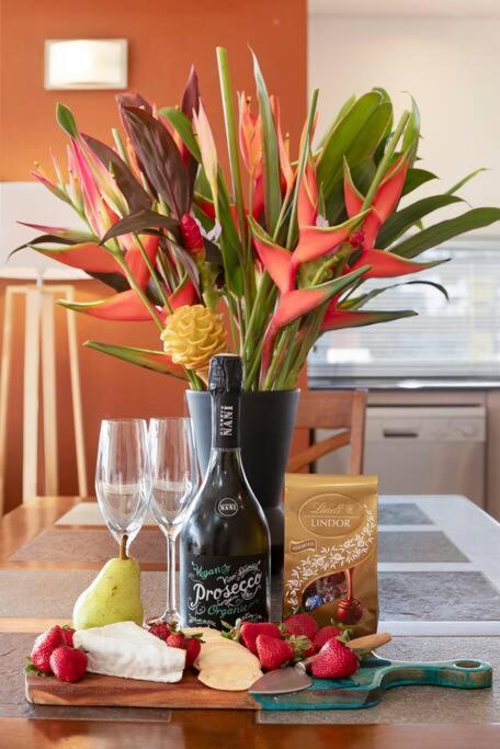 Artistic City Escape With Balcony And Parking - Accommodation Australia 2