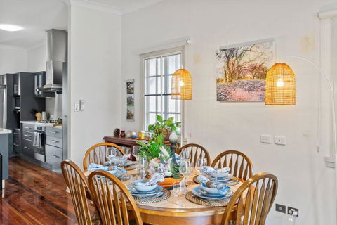 Artistic Queenslander With Park Views - Near City! - Accommodation Australia 0