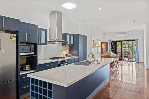 Artistic Queenslander With Park Views - Near City! - Accommodation Australia 2