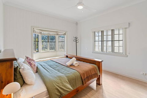 Artistic Queenslander With Park Views - Near City! - Accommodation Australia 4