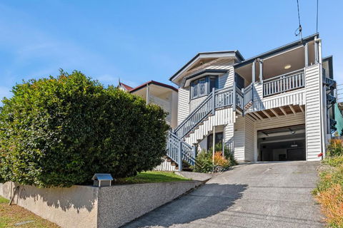 Artistic Queenslander With Park Views - Near City! - Accommodation Australia 1