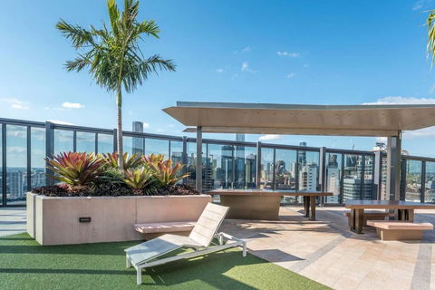 Artistic South Brisbane 2 Bedroom Apartment With Parking - Accommodation Australia 1