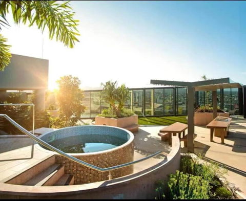 Artistic South Brisbane 2 Bedroom Apartment With Parking - Accommodation Australia 0