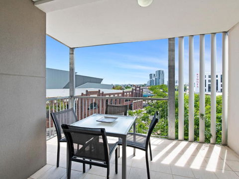 Artsy Destination Compact & Cosy 2 BR Apart At Valley - Accommodation Australia 0