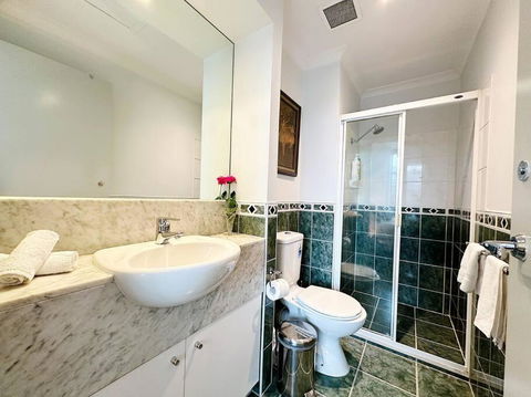 Aspire CBD One Bedroom With Indoor Pool & Parking Available - Accommodation Australia 3